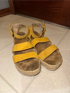 Universal Thread Yellow Suede Espadrille Platform Sandals
